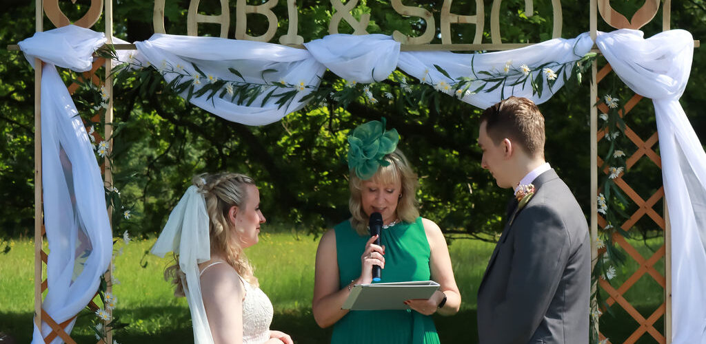 Celebrant Karen Dapson specialist in outdoor weddings